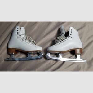 Riedell Edge 229 Ice Figure Skates 4 Wide Matrix